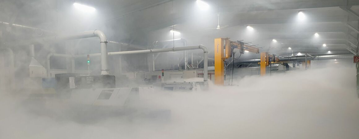 Die Produktionshalle mit der hochwertigen CNC Technik ist stark in Rauch gehüllt.